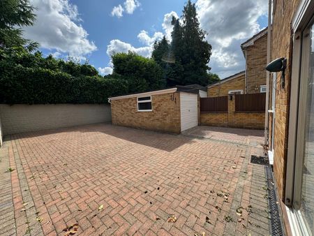 Semi-detached house to rent on - Photo 2