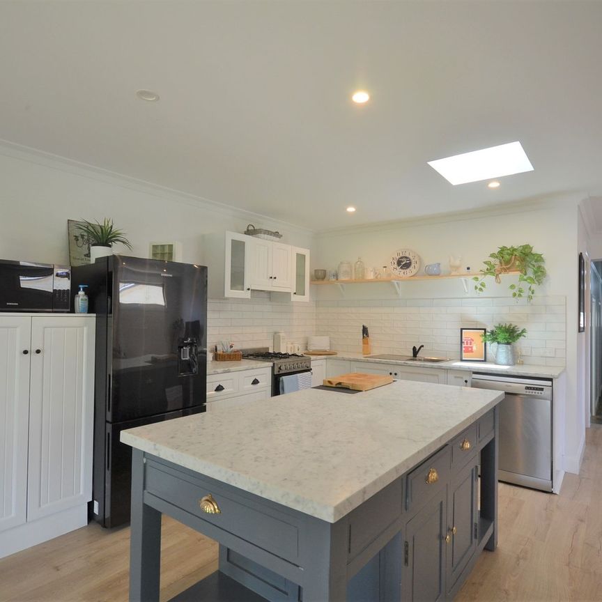 FULLY FURNISHED - CONTACT AGENT FOR AVAILABILITY!! - Photo 1