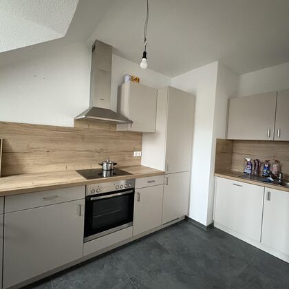Zentral gelegene Dachgeschosswohnung mit Einbauküche in Zwickau - Photo 3