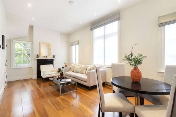 A well presented light and modern duplex apartment moments from the amenities of Victoria and Elizabeth Street. - Photo 1