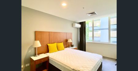 Amazing Spacious 1 Bedroom Apartment READY TO MOVE IN! - Photo 4