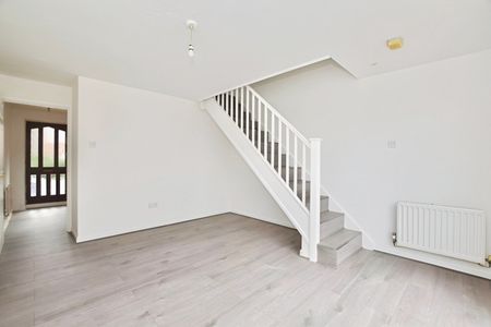 Terraced House to rent - Philimore Close, London, SE18 - Photo 3