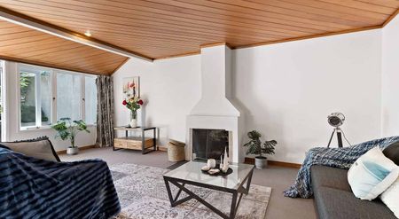 Sunny 3-Bedroom Townhouse - Photo 4