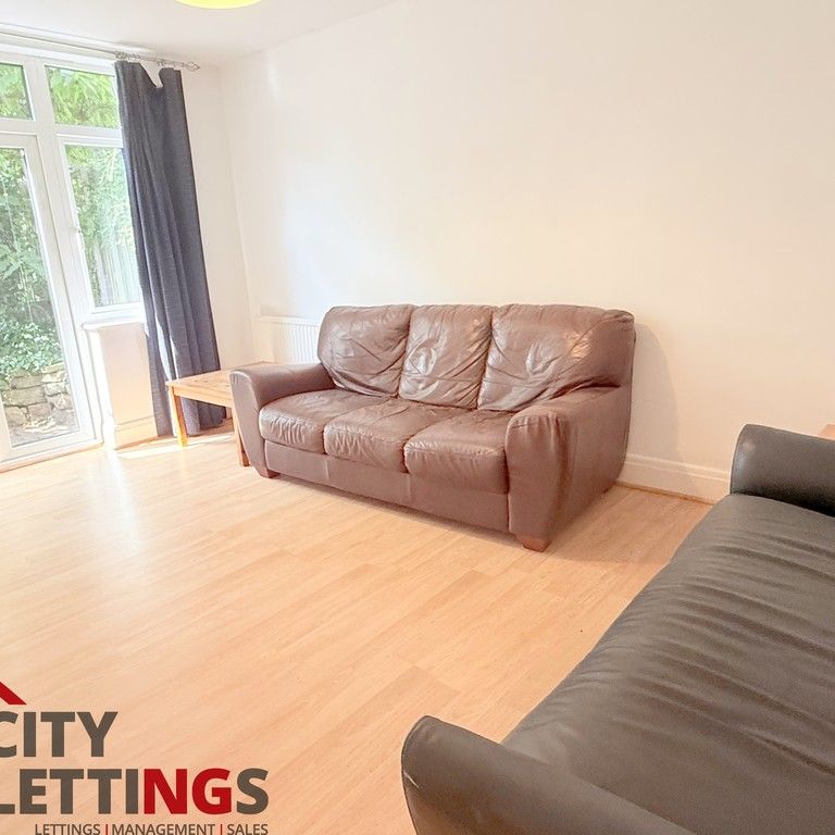 5 Bedroom Semi-Detached House - Photo 1