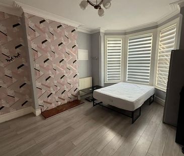 Room in a Shared House, Higham Road, N17 - Photo 1