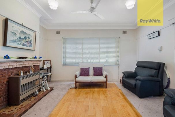 69 HOUISON STREET, WESTMEAD OUTSTANDING LOCATION! - Photo 1