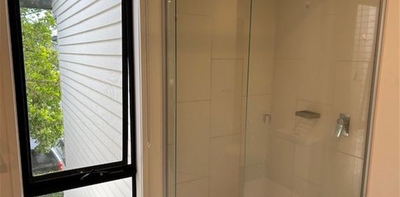 Share unit - main bedroom with Ensuite Perfect Location Hope Island - Photo 2