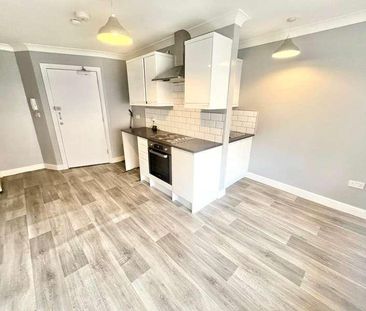 The Broadway, Thorpe Bay, Southend On Sea, Essex, SS1 - Photo 3