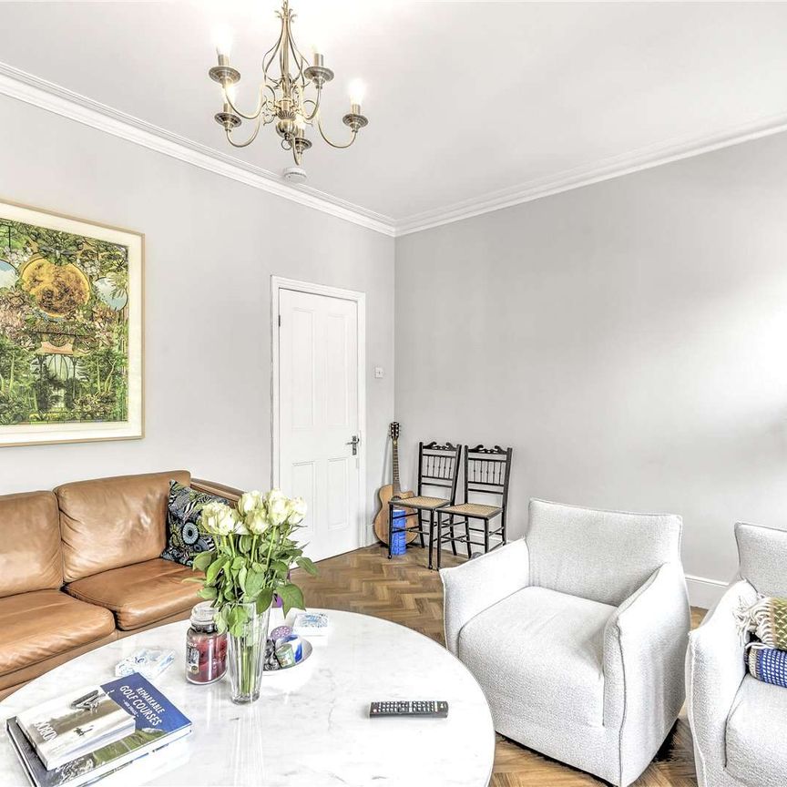 A fantastic three bedroom split level apartment. - Photo 1