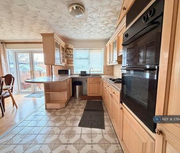 4 bedroom semi-detached house to rent - Photo 3