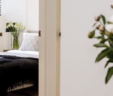 Light-filled one-bedroom with leafy balcony - Photo 5