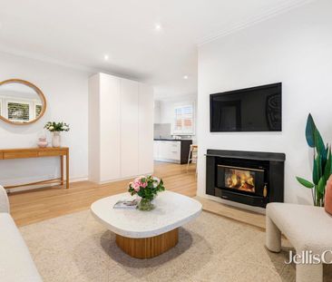 Stylish Three Bedroom Family Living - Photo 2