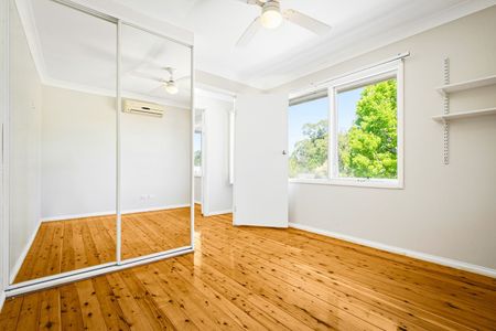 Spacious 5-Bedroom Family Haven in a Peaceful, Convenient Location - Photo 4