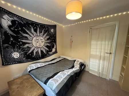 3 bedroom flat to rent - Photo 2