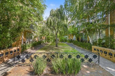 Bright 2 Bed in Elwood - Photo 4
