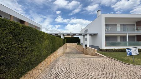 Apartamento T2 bem localizado em condomínio com piscina e garagem privada. - Photo 4