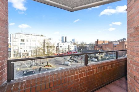 Beautifully decorated three bedroom, three bathroom apartment with balconies, situated within a popular portered development. - Photo 2