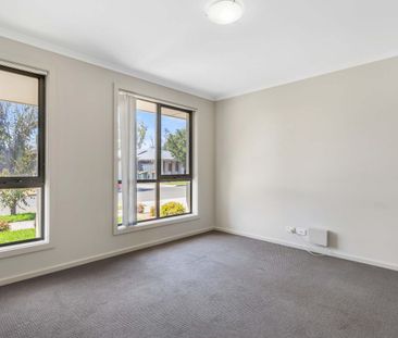 Large 4 Bedroom 2 Bathroom & 2 Living Family Home in Evanston - Photo 4