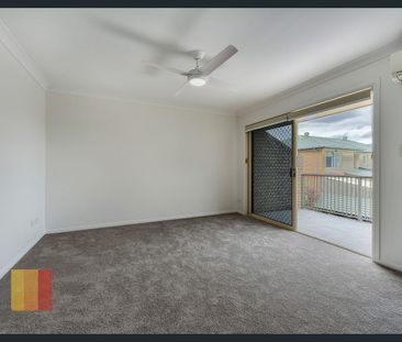 NEWLY RENOVATED 2 BEDROOM TOWNHOUSE - AIR CONDITIONED - Photo 3