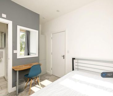 3 bedroom flat to rent - Photo 6