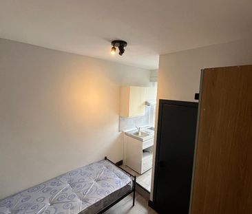 1 Bed Flat, London, W5 - Photo 4