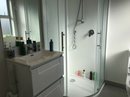 Spacious living - Photo 3