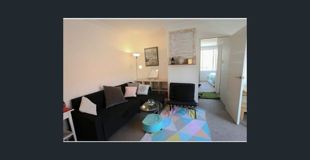 Sun-filled and north facing top floor apartment - Photo 1