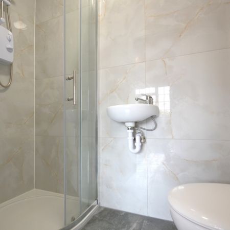 1 bedroom Property to rent - Photo 4