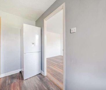 Lovegrove, Slough, SL2 - Photo 5