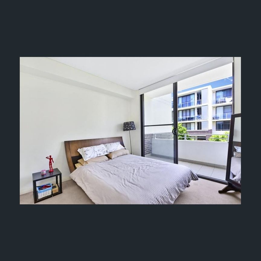 Wooo... Comfort and style 2 Bed 2 Bath 2 Parking capces nearly new apartment!! West and East two Balcony!! Heart of Wentworth Point - Photo 1