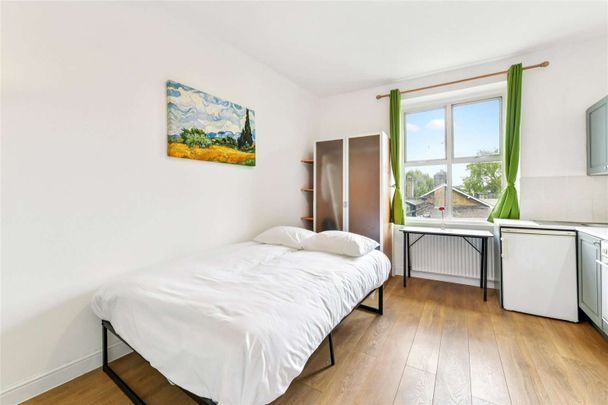 Studio flat in Earl's Court with shared garden - Photo 1