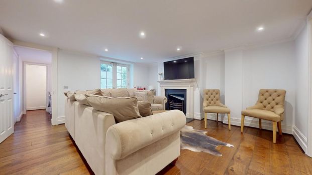 3 bedroom mews to rent - Photo 1