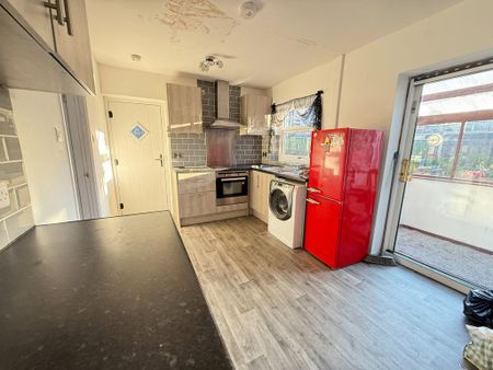 3 bedroom semi-detached house to rent - Photo 3