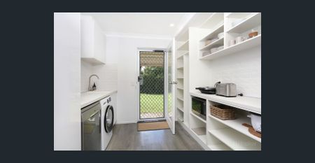 GREAT FAMILY HOME WITH A LARGE BACK YARD! GARDENS INCLUDED IN RENT! - Photo 4