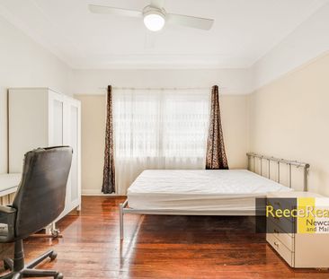 Five Bedroom Modern Student House - Photo 6