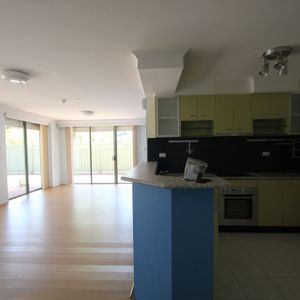 Oversized 2-Bedroom Apartment with Large Entertaining Courtyard - Photo 2