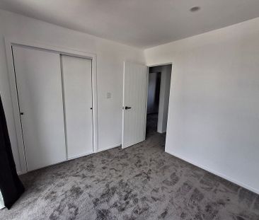 Modern Near-New 3 Bedroom Home - Photo 6