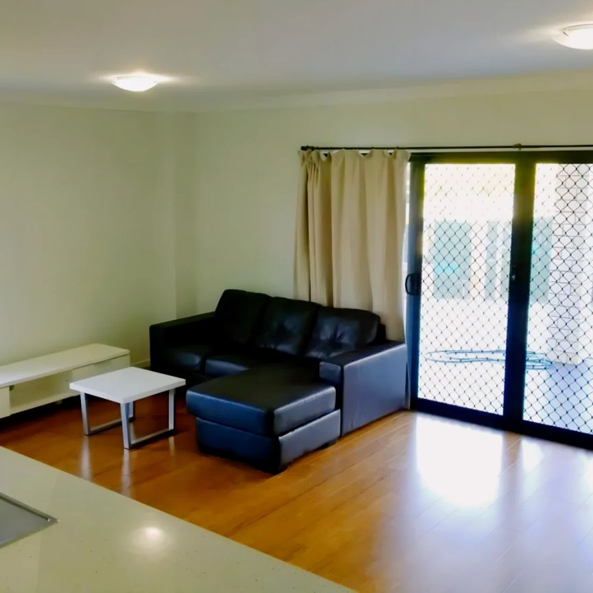 Private room with own bathroom - Photo 1