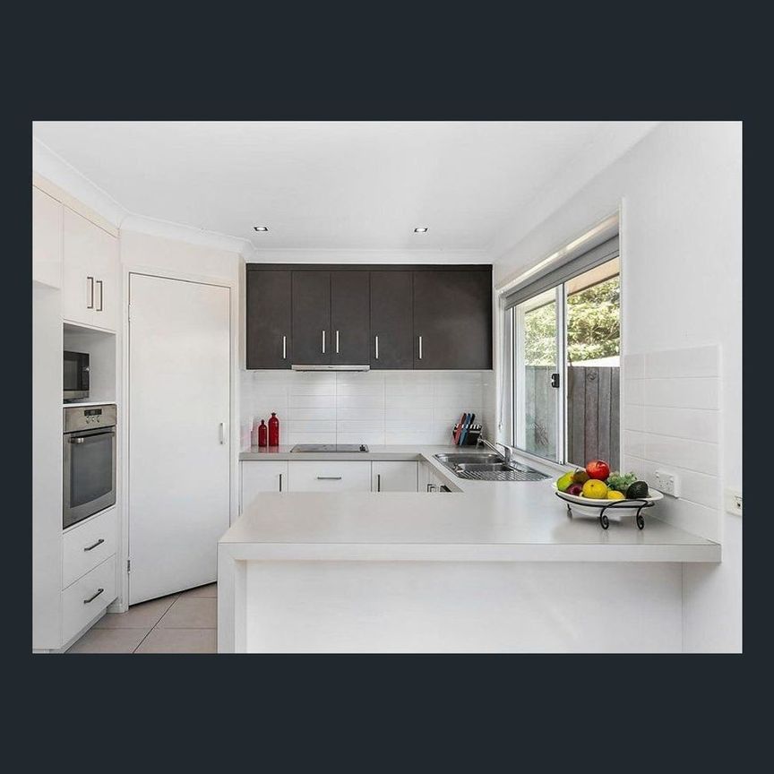 Large Living Area with Air Con! - Photo 1