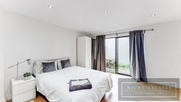 4 bedroom mews to rent - Photo 1