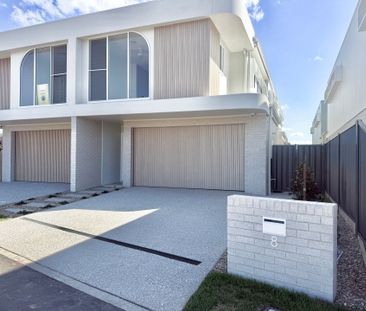 Where Coastal Living Meets Modern Luxury - Photo 5