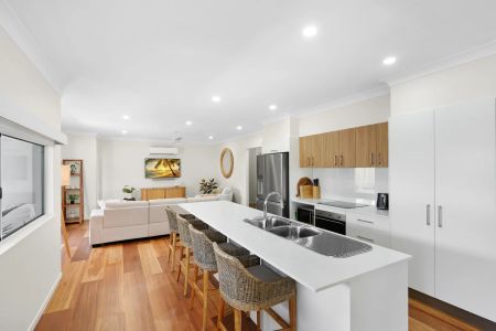 Fully furnished contemporary home 100metres from the beach. - Photo 3