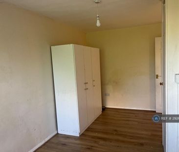 1 bedroom in a flat share to rent - Photo 3