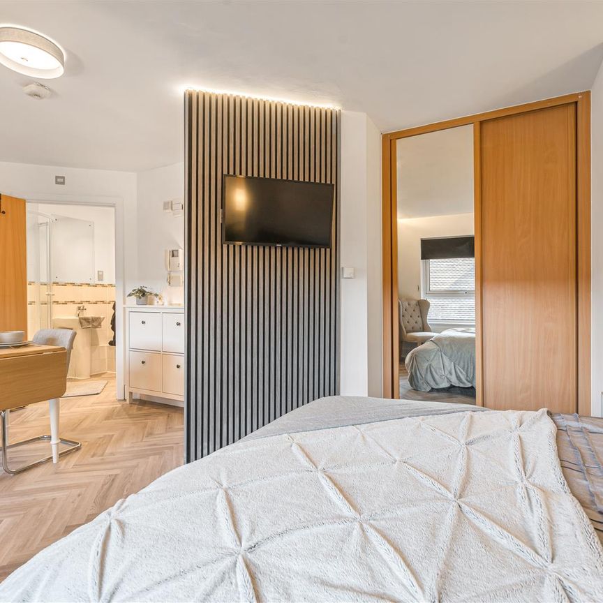 London Street, Basingstoke - Photo 1