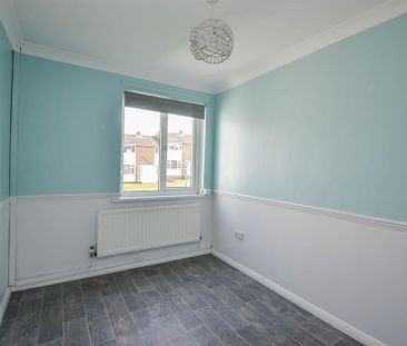 3 bedroom end of terrace house to rent - Photo 3