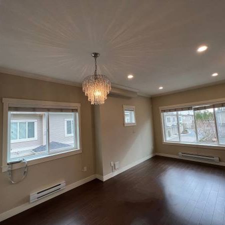 Fantastic home 3 bedroom + Den 2.5 bathroom townhouse in Richmond - Photo 4