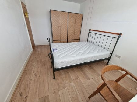 5 Bed Terraced House, New Fosseway Road, BS14 - Photo 2