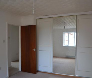 3 bedroom semi-detached bungalow to rent - Photo 2