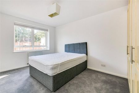 2 bedroom flat in London - Photo 2