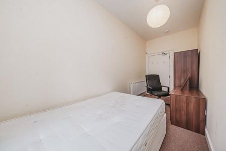 3 bedroom flat to rent - Photo 2